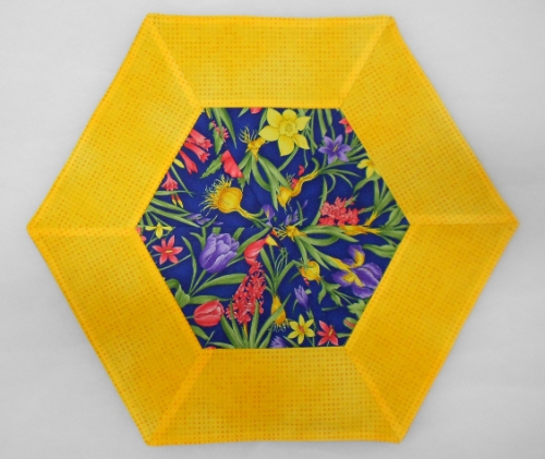 Hexagon, gelb-blau geblümt
